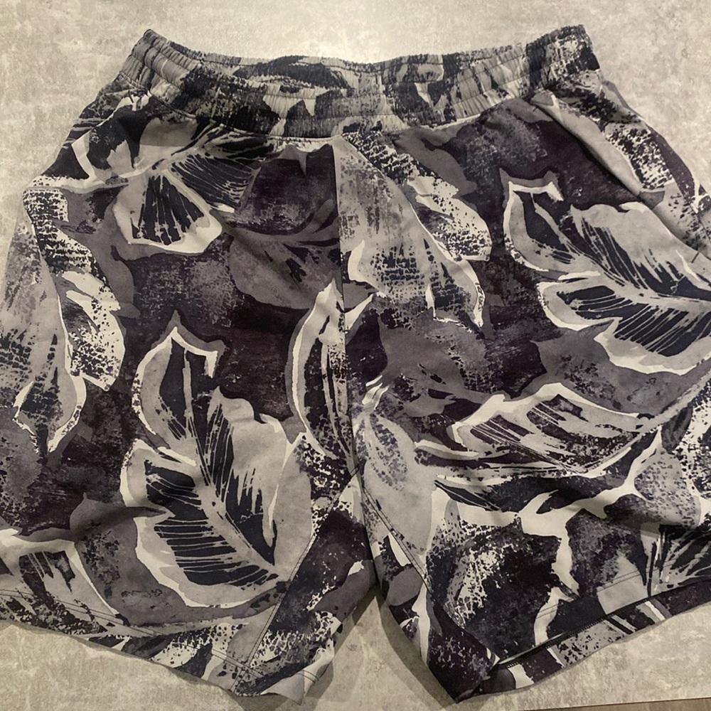 Lulu Pacebreaker Black/Gray Leaf Pattern
- lined
- Size Large 7” Inseam